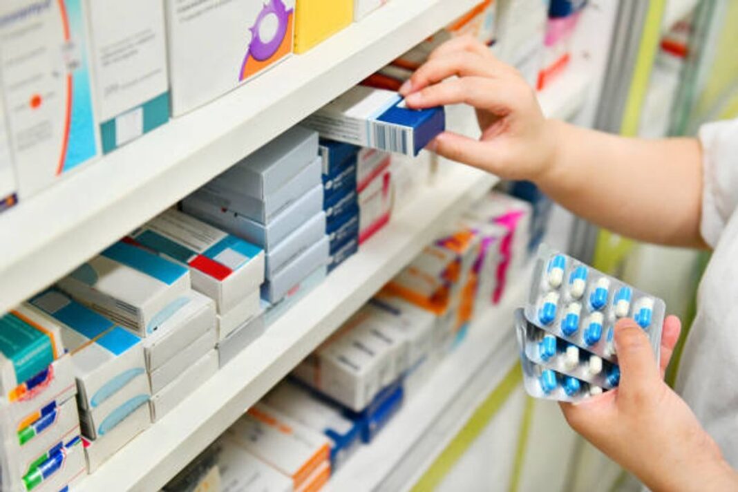 Medicamentos sobre una mesa junto a una receta médica y la tarjeta de PAMI