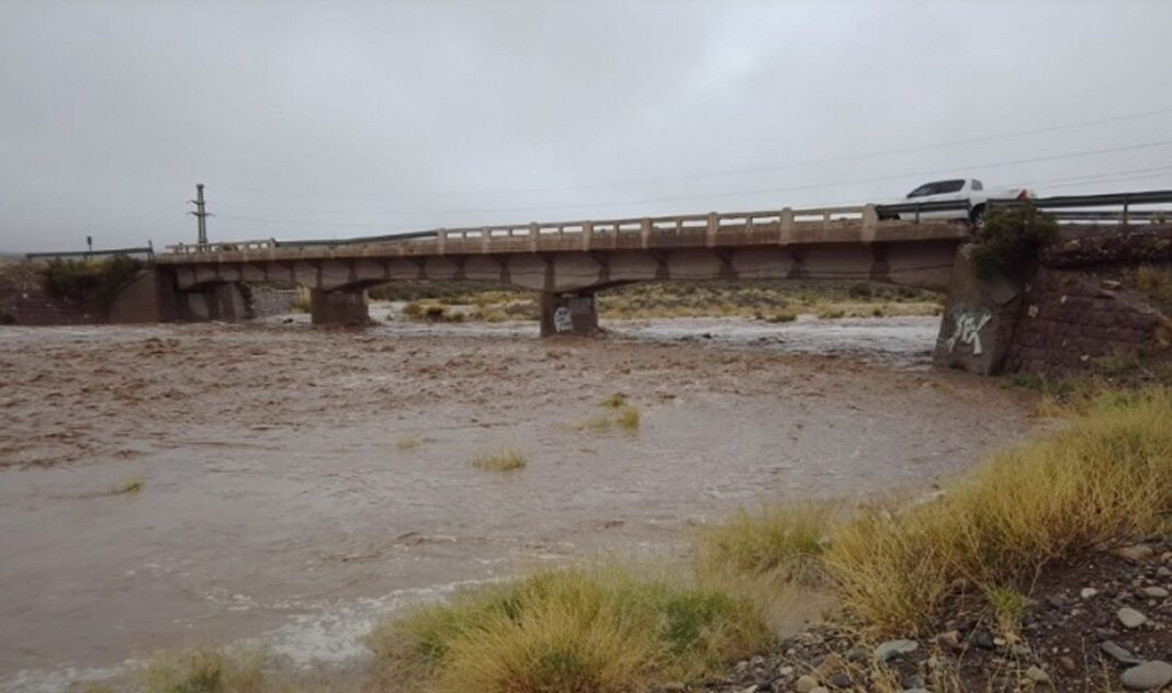 Auto volcado en el río Malargüe durante operativo de rescate