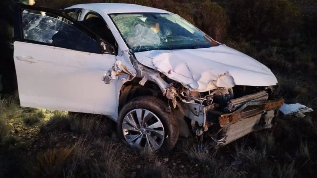 Ambulancia y vehículos policiales en la Ruta Provincial N° 12 tras el accidente