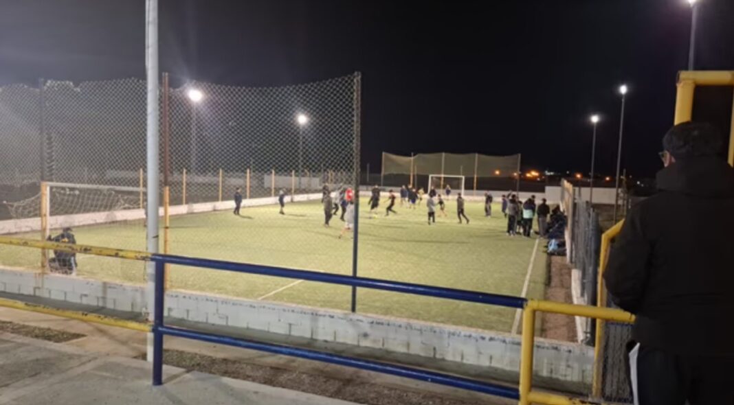 Vista de la cancha principal del Club Atlético Talleres Juniors tras el deslizamiento del cerro Hermitte
