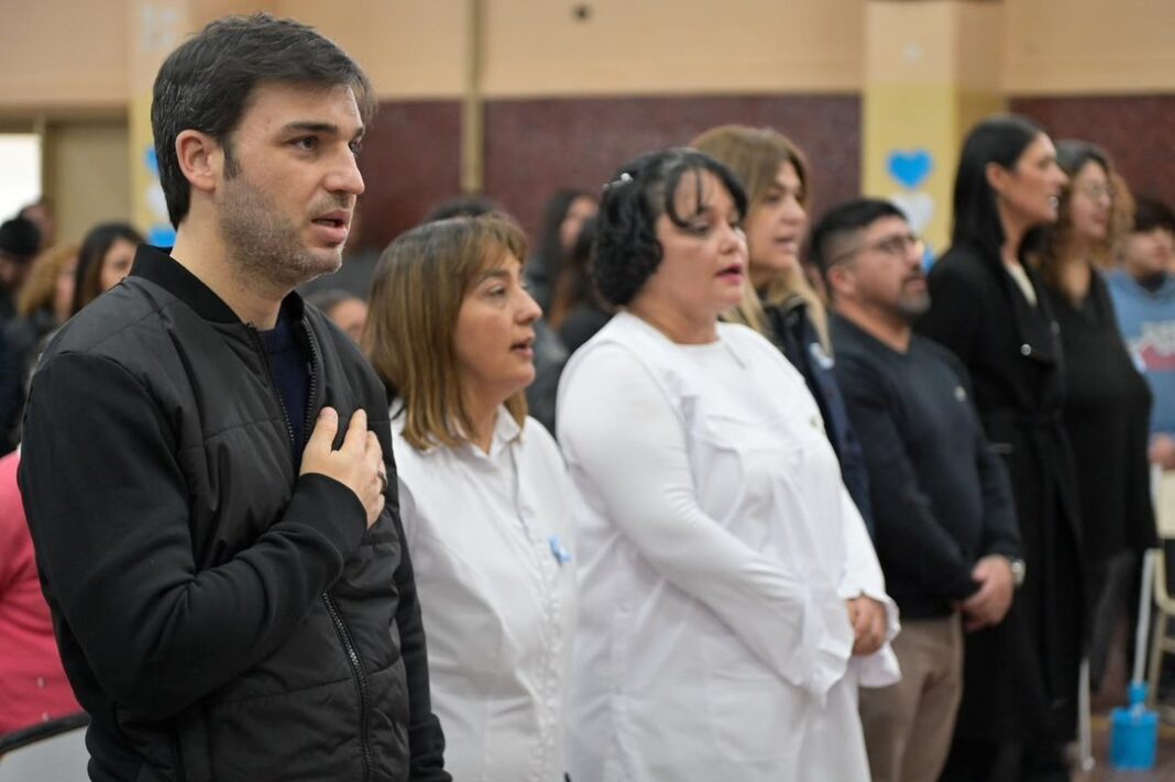 Gobernador Ignacio Torres en acto de Promesa a la Bandera en escuela para adultos de Trelew