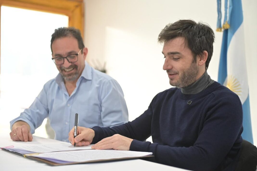 Gobernador Ignacio Torres firmando convenios en el Concejo Deliberante de Lago Puelo