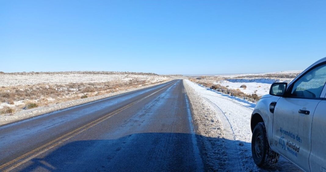 Ruta de Chubut con nieve y maquinaria de Vialidad Nacional