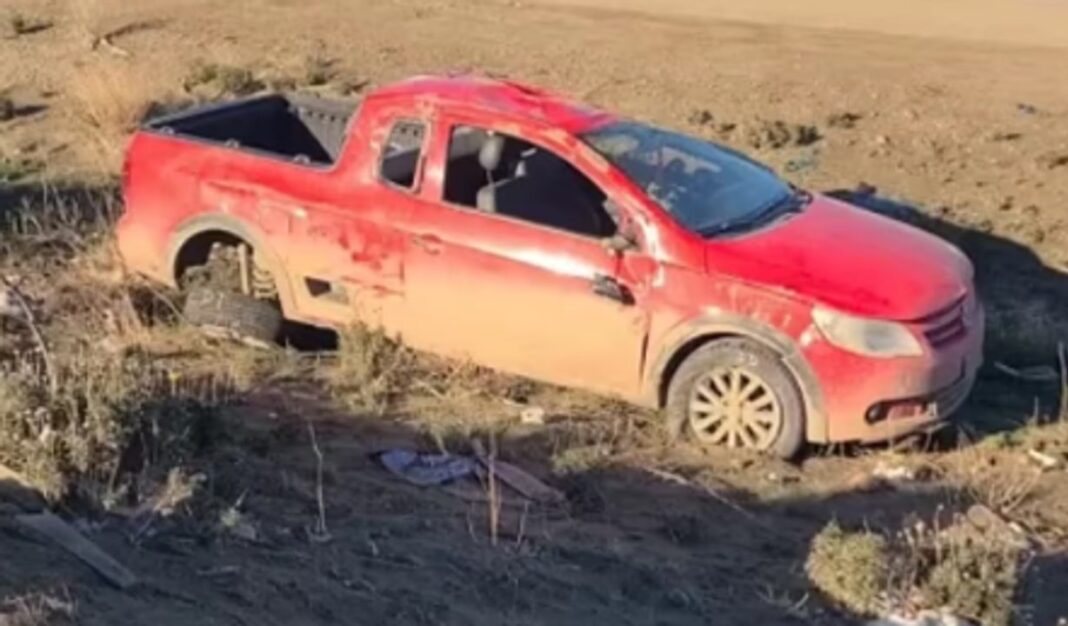 Camioneta Volkswagen Saveiro volcada en un zanjón en Caleta Olivia