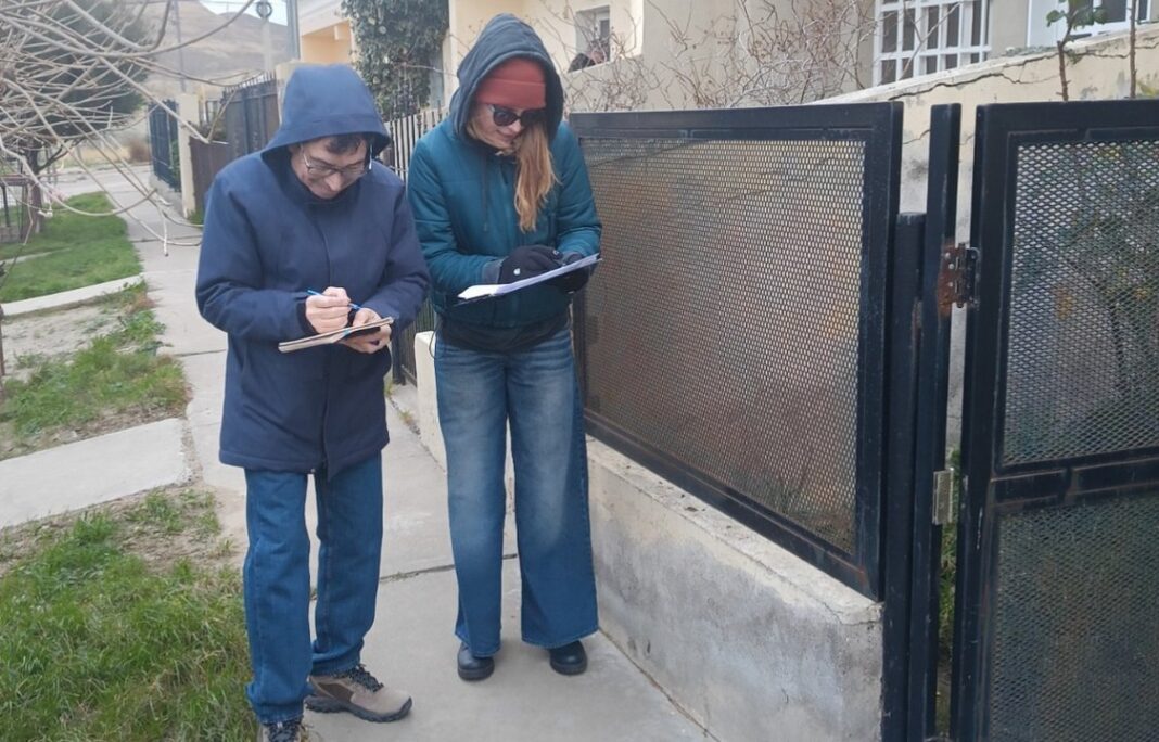 Vecinos reunidos en El Marquesado durante abrazo simbólico por reclamo tras deslizamiento del cerro Hermitte