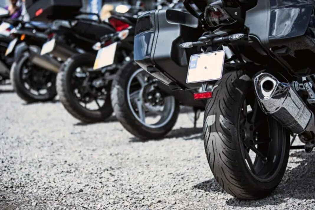 Motocicletas estacionadas en la vía pública de Comodoro Rivadavia