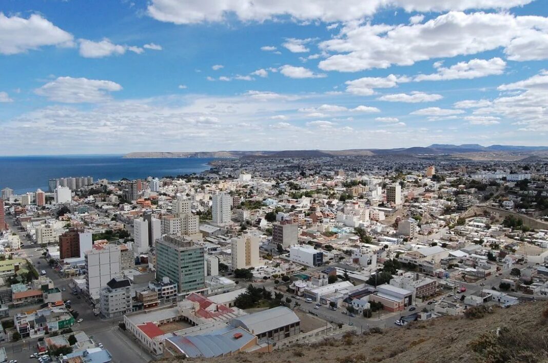 Imagen ilustrativa del clima en Comodoro Rivadavia con cielo parcialmente nublado