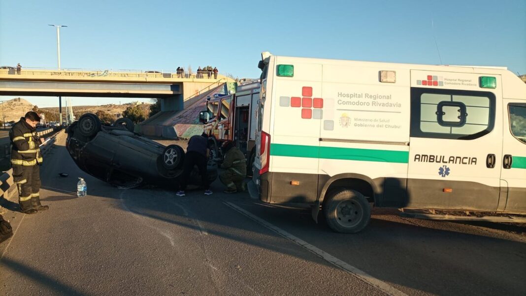 Vehículo volcado en la Ruta 3 con personal de bomberos en el lugar