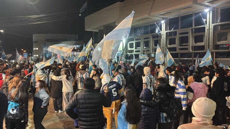Personas reunidas en el centro de Comodoro Rivadavia durante los festejos por la Selección Argentina
