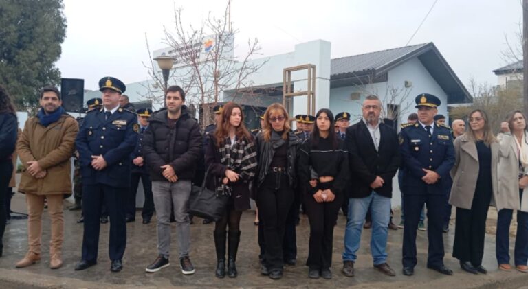 Placa con el nombre de la suboficial Marcela Tagariello en la Comisaría Distrito Cuarta de Puerto Madryn