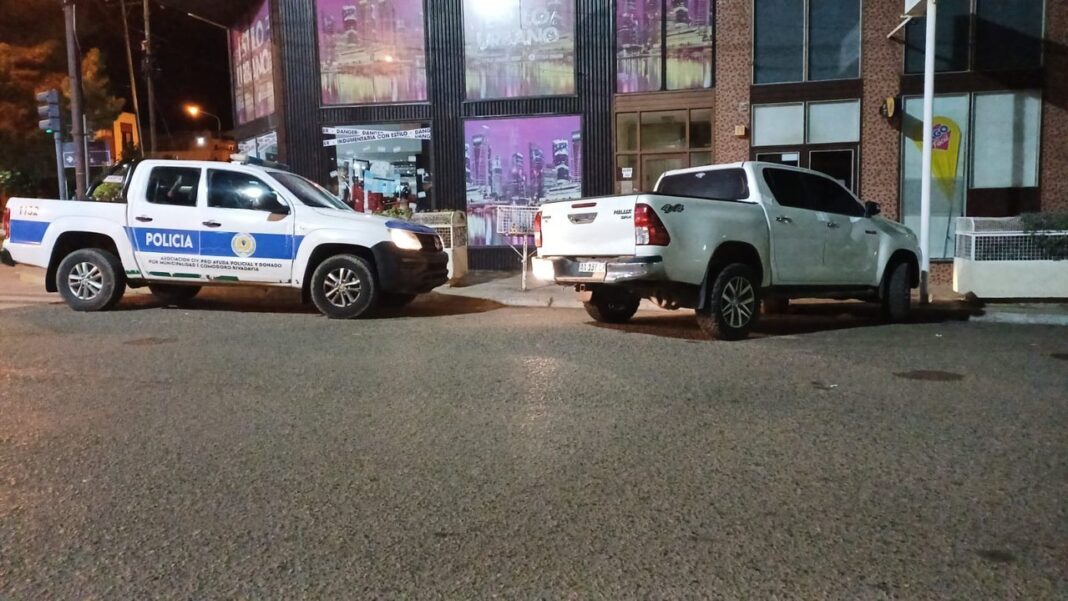Camioneta Toyota Hilux blanca abandonada en Comodoro Rivadavia