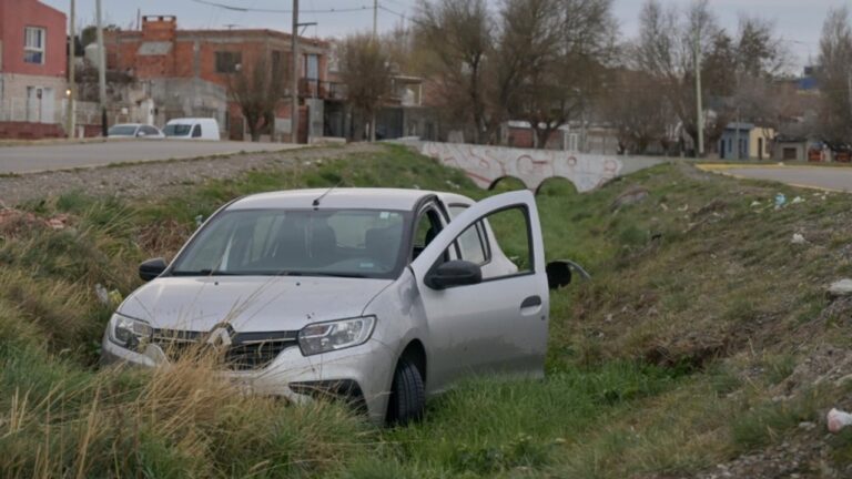 Auto Renault Sandero dentro de un canal en Trelew