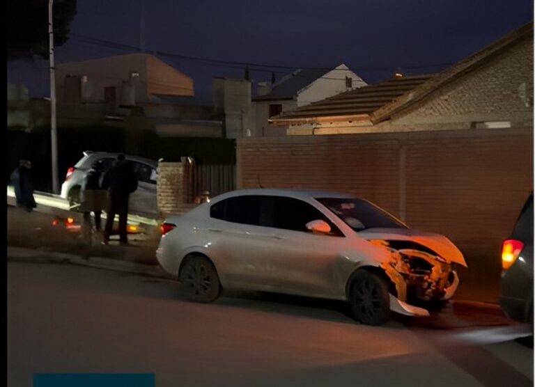 Vehículo Toyota Etios incrustado contra una vivienda tras un choque en Caleta Olivia, Santa Cruz