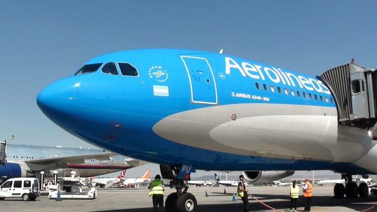 Avión de Aerolíneas Argentinas en pista