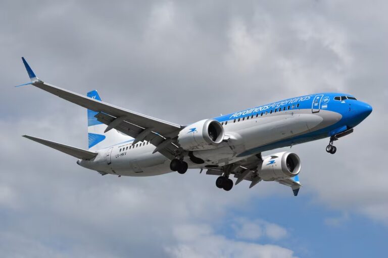 Avión de Aerolíneas Argentinas en aeropuerto