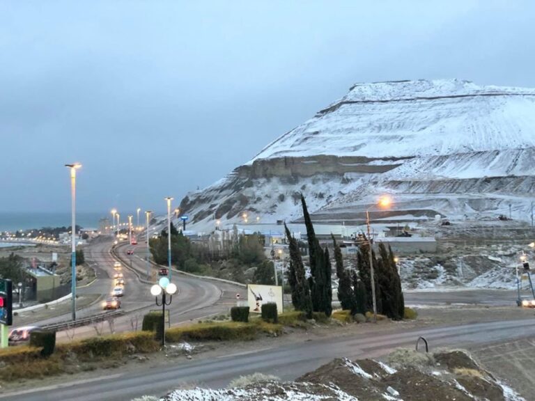Vista de Comodoro Rivadavia con cielo nublado y nieve en el suelo