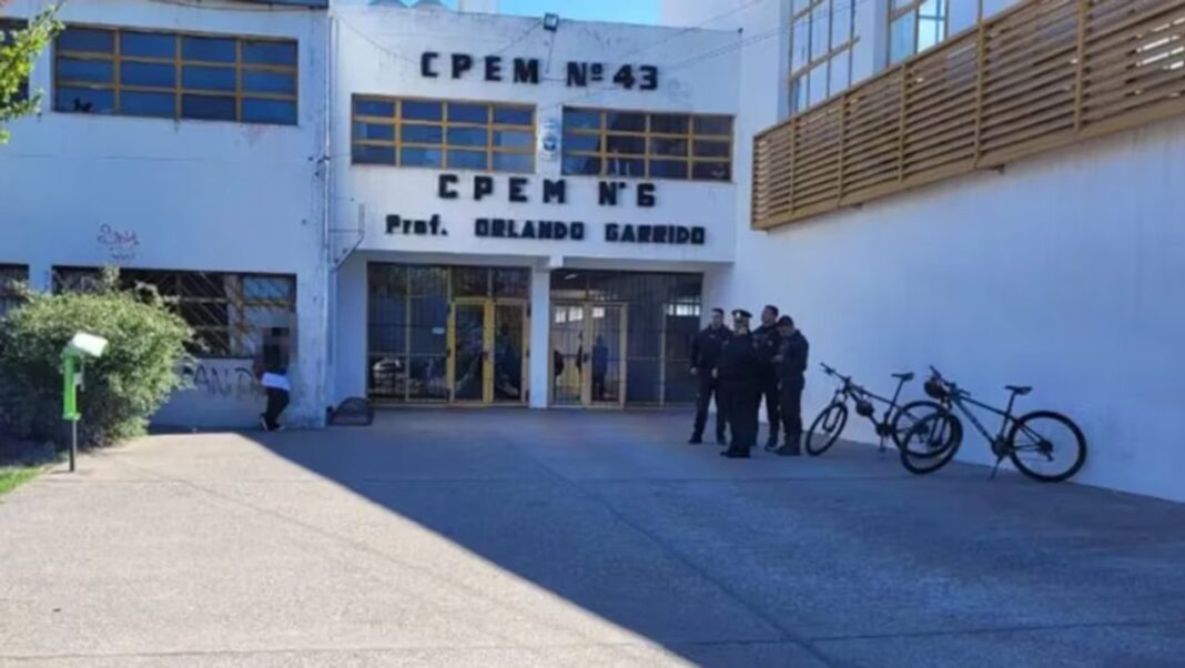Fachada del CPEM 6 de Cutral Co
