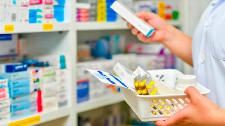 Farmacia con medicamentos en estanterías