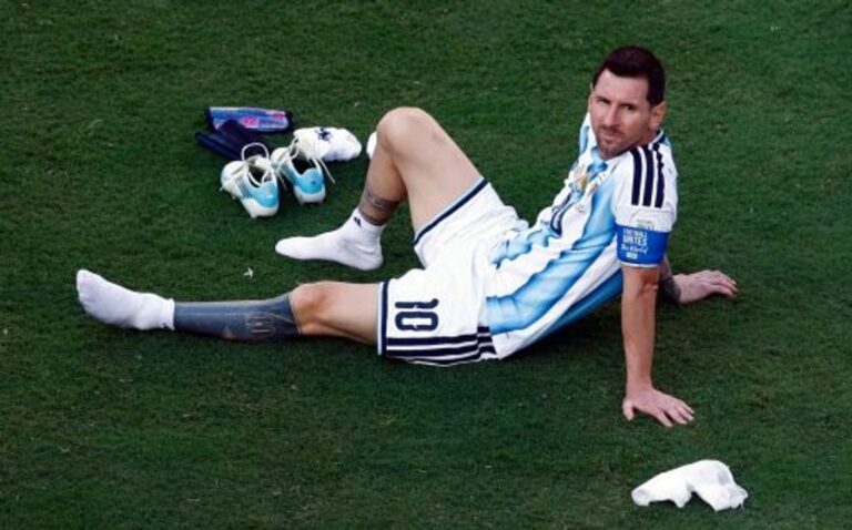 Lionel Messi sentado en el césped tras la derrota en la final del Mundial 2026