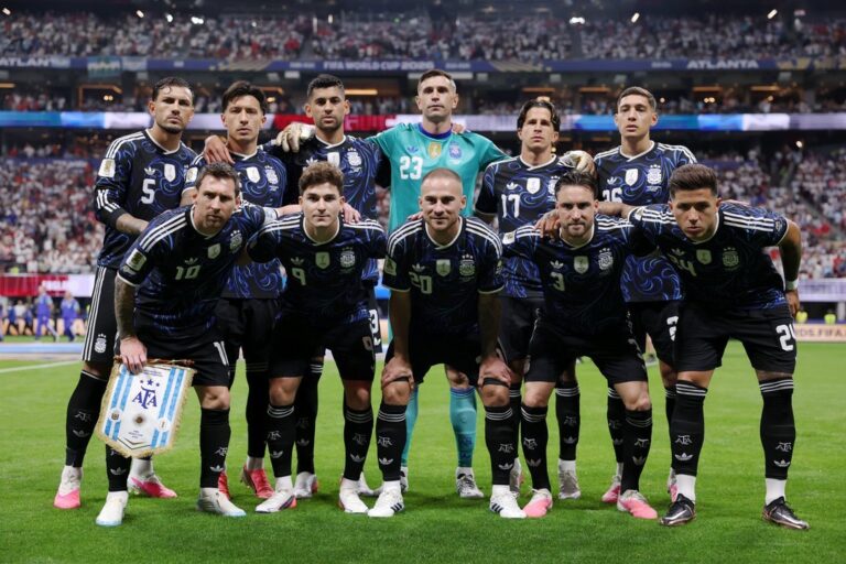 Estadio MetLife Stadium con banderas de Argentina y España durante la final del Mundial 2026