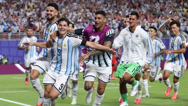Jugadores de Argentina e Inglaterra en el campo de juego durante el Mundial 2026