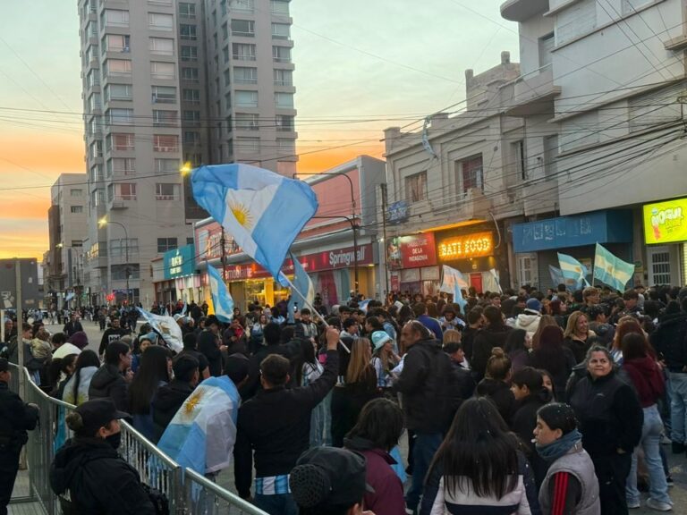Personas celebrando en las calles de Comodoro Rivadavia tras la clasificación de Argentina a la final del Mundial 2026