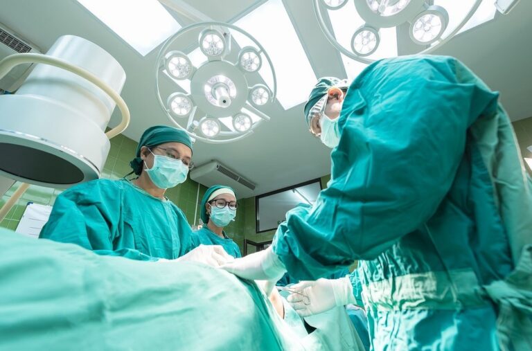 Médicos cirujanos en quirófano de hospital público en Chubut