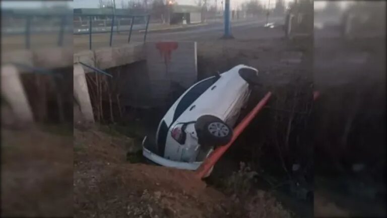 Vehículo dentro de un desagüe en la Ruta Nacional 22, General Roca