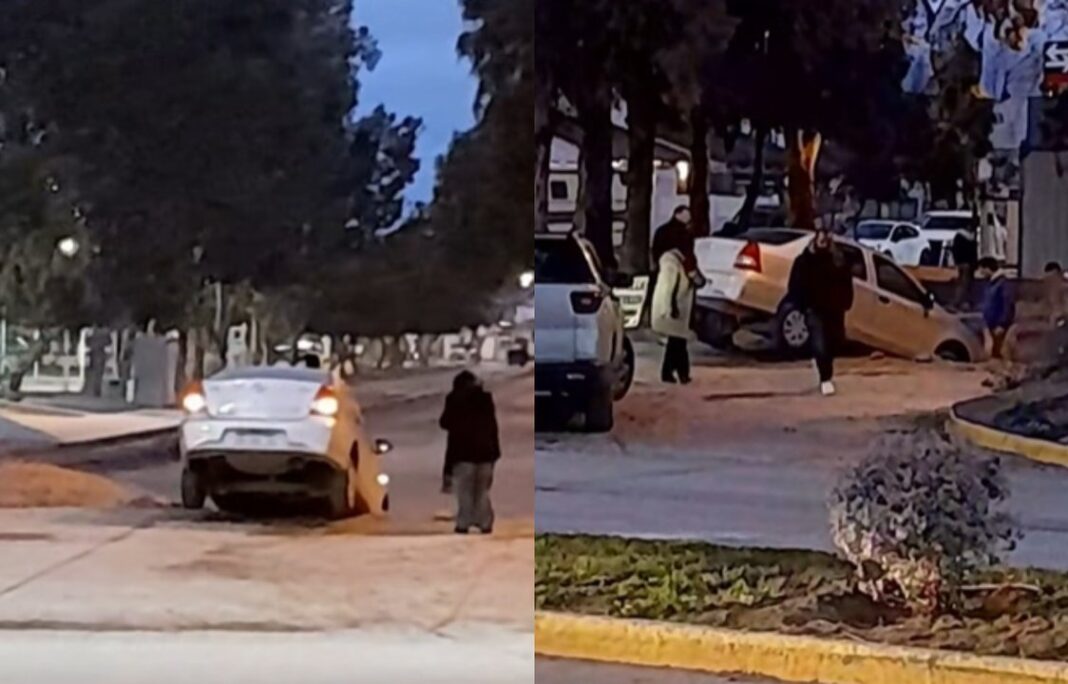 Toyota Etios en pozo de obra vial en Puerto Madryn