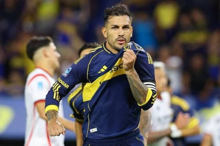 Estadio La Bombonera con jugadores de Boca y O'Higgins en la previa del partido de Copa Sudamericana