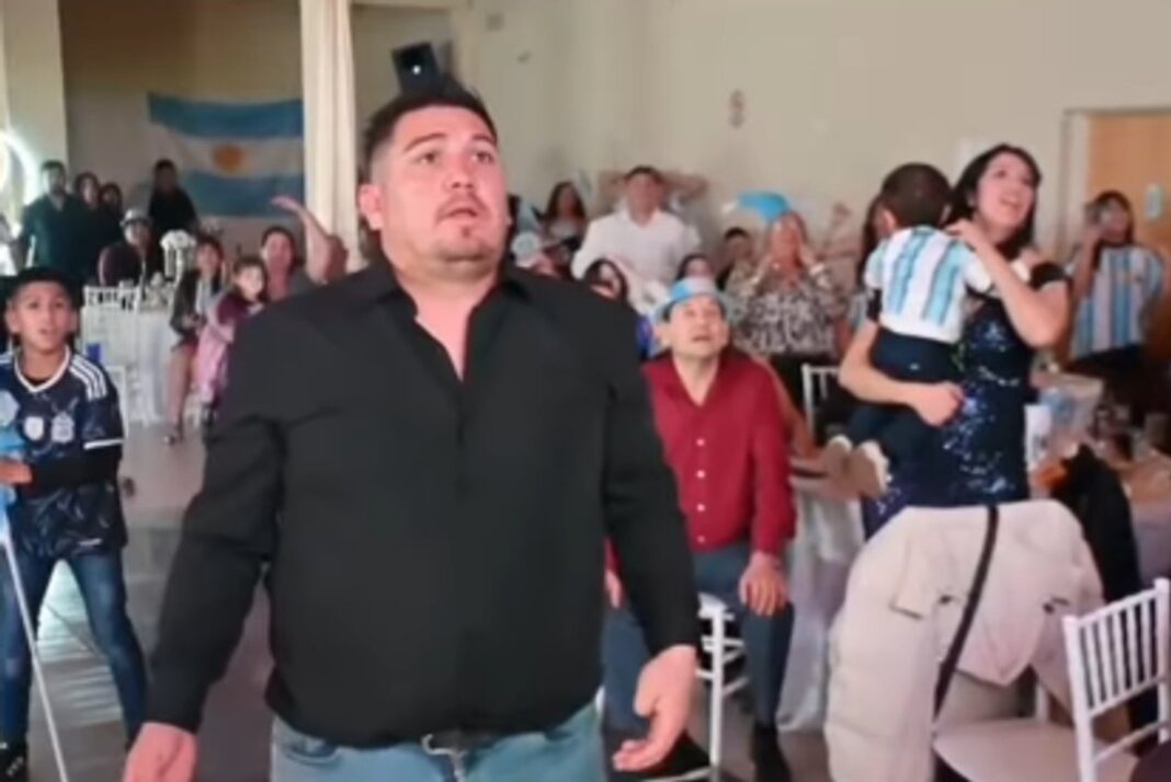 Invitados a una boda en Comodoro Rivadavia celebrando el pase de Argentina a semifinales del Mundial 2026