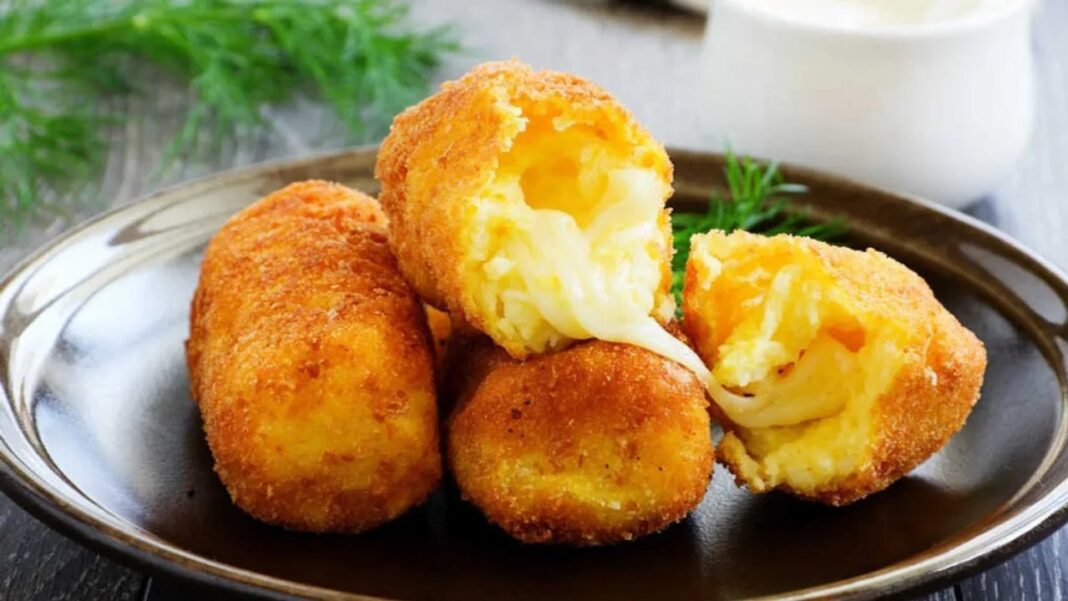 Bombas de papa rellenas de mozzarella listas para servir