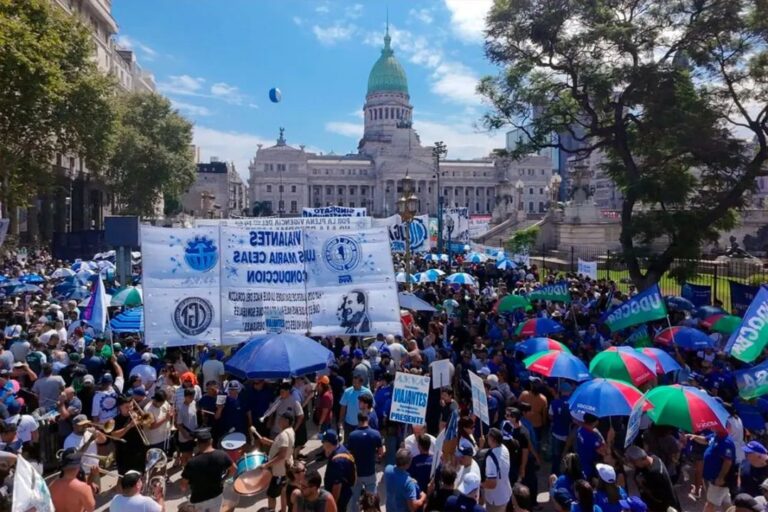 Manifestantes de la CGT marchando frente al Congreso Nacional