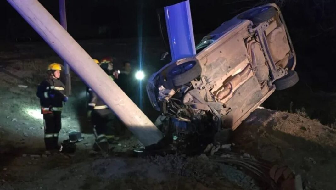 Vehículo destruido tras choque contra poste en Centenario