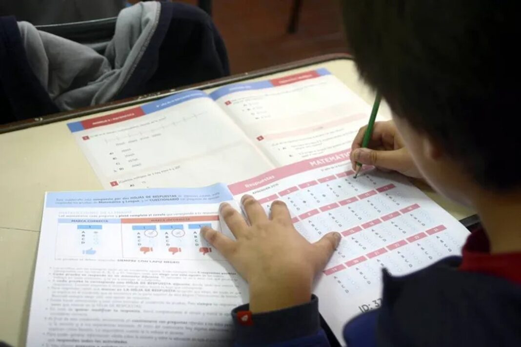 Estudiantes de primaria en un aula durante las Pruebas Aprender en Chubut
