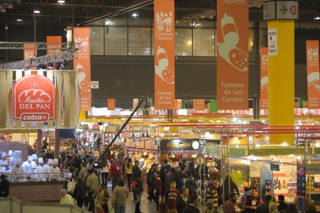 Stand de Chubut en la Feria Caminos y Sabores con productos regionales y realidad virtual