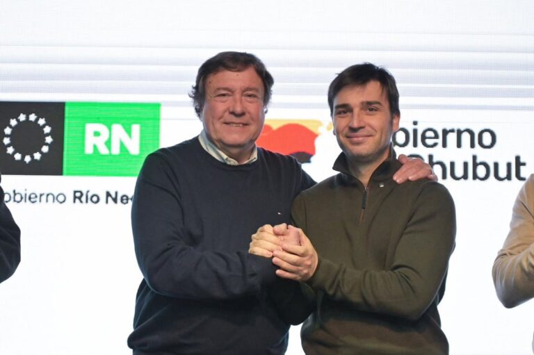 Firma de convenio entre gobernadores de Chubut y Río Negro para obra eléctrica en la Comarca Andina
