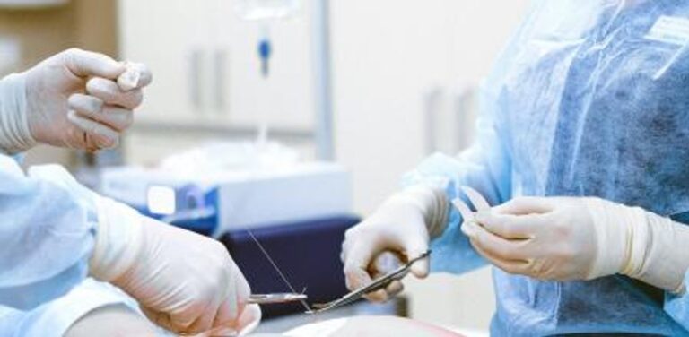 Médico cirujano en quirófano de hospital público en Chubut