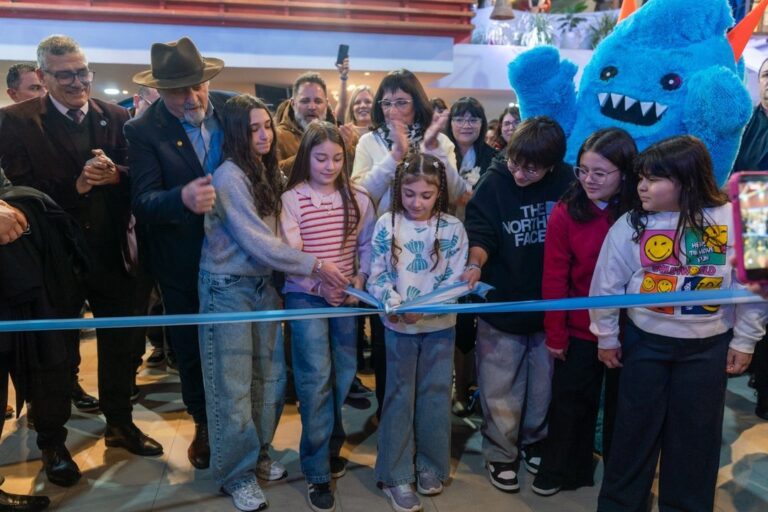 Acto de apertura de la XIII Feria Internacional del Libro de Comodoro Rivadavia en el Centro Cultural