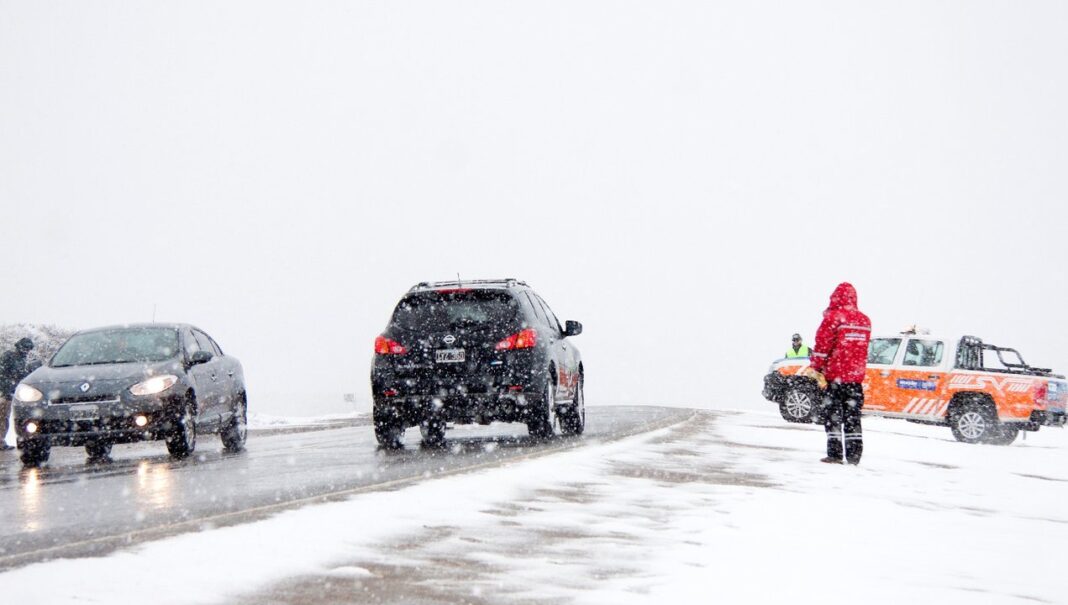 Vehículo circulando sobre una ruta con nieve y escarcha en invierno