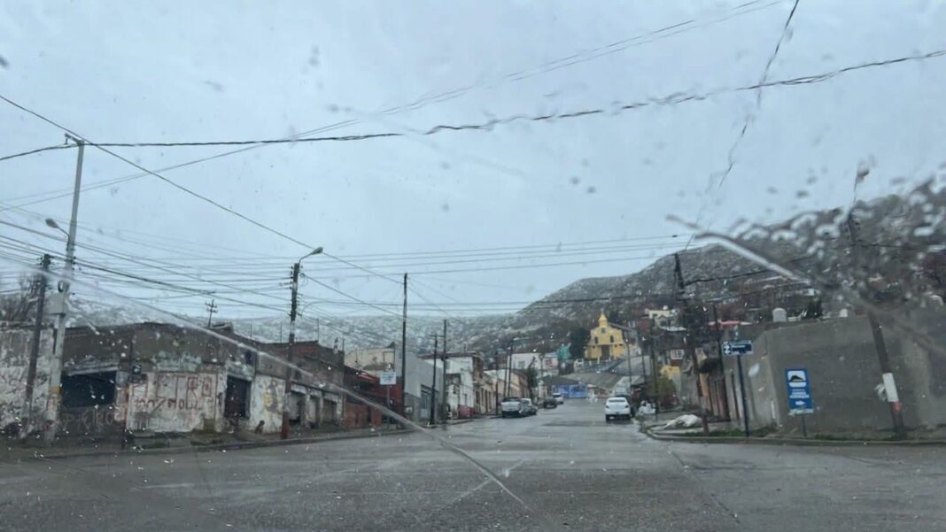 Camino Centenario cubierto de nieve y hielo en Comodoro Rivadavia