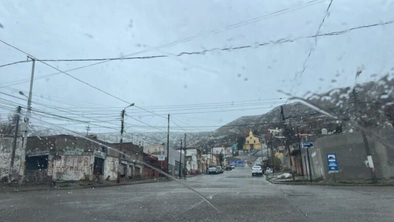 Camino Centenario cubierto de nieve y hielo en Comodoro Rivadavia