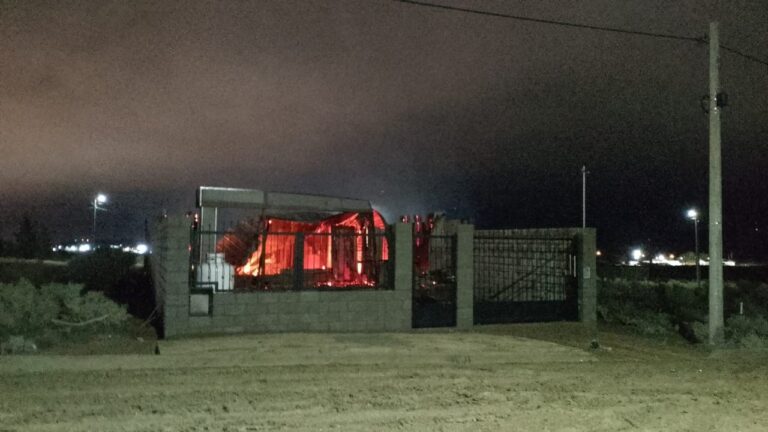 Casa prefabricada incendiada en Comodoro Rivadavia