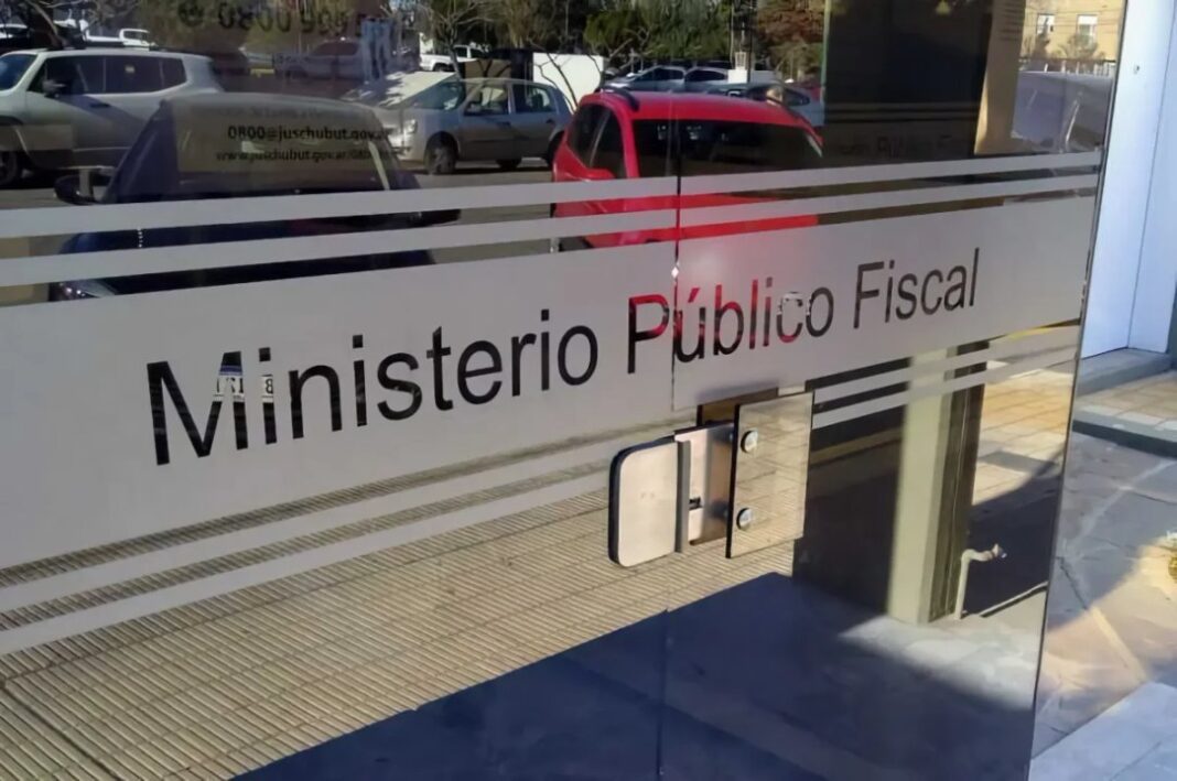 Comunicadores judiciales del Ministerio Público Fiscal de Chubut trabajando en oficina