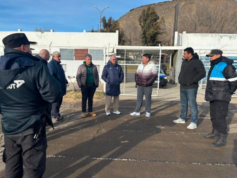 Estadio municipal de Kilómetro 3 durante un clásico entre Huracán y Newbery