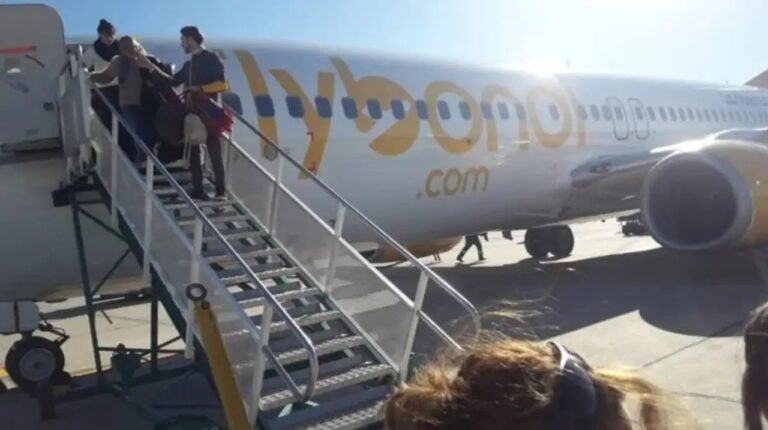 Avión de Flybondi en pista de aeropuerto