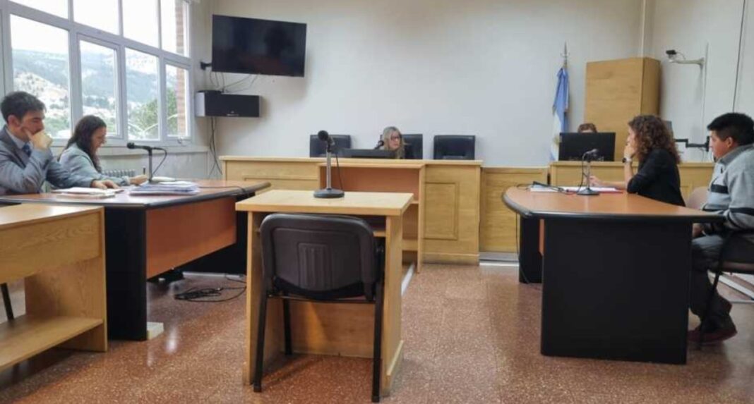 Ilustración de tribunal y balanza de la justicia