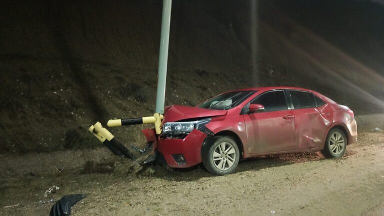Toyota Corolla chocado contra poste de alumbrado público en Comodoro Rivadavia