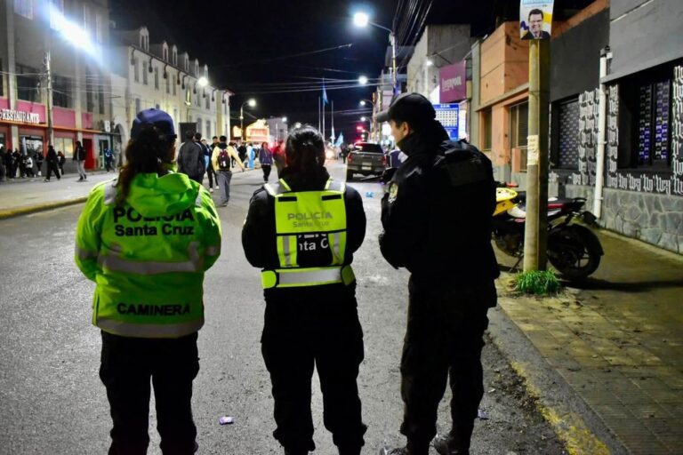 Festejos en Río Gallegos con banderas y banderines