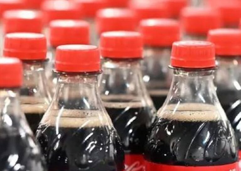 Botella de gaseosa con etiqueta de Coca-Cola